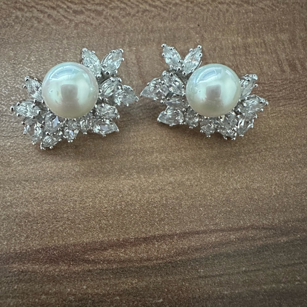 Pearl Earring Set - Picture 3 of 4